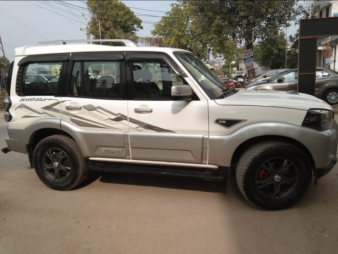 mahindra scorpio s10 music system price