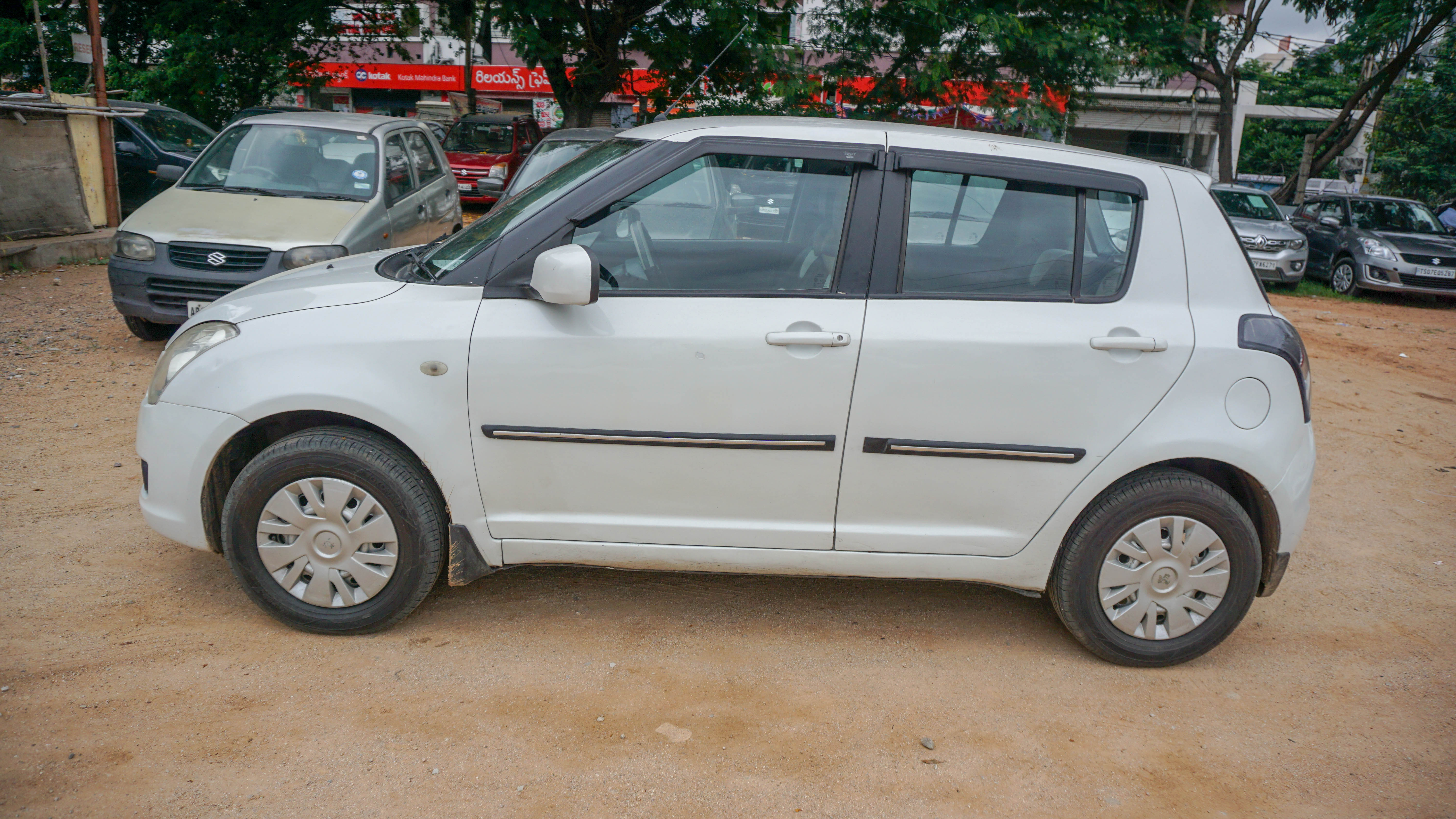 Maruti Suzuki Swift Lxi Mahindra First Choice