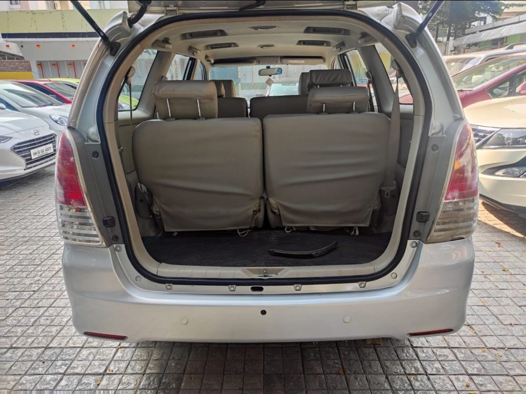 Used Toyota Innova 2.5 V in Nashik 2010 model, India at Best Price.