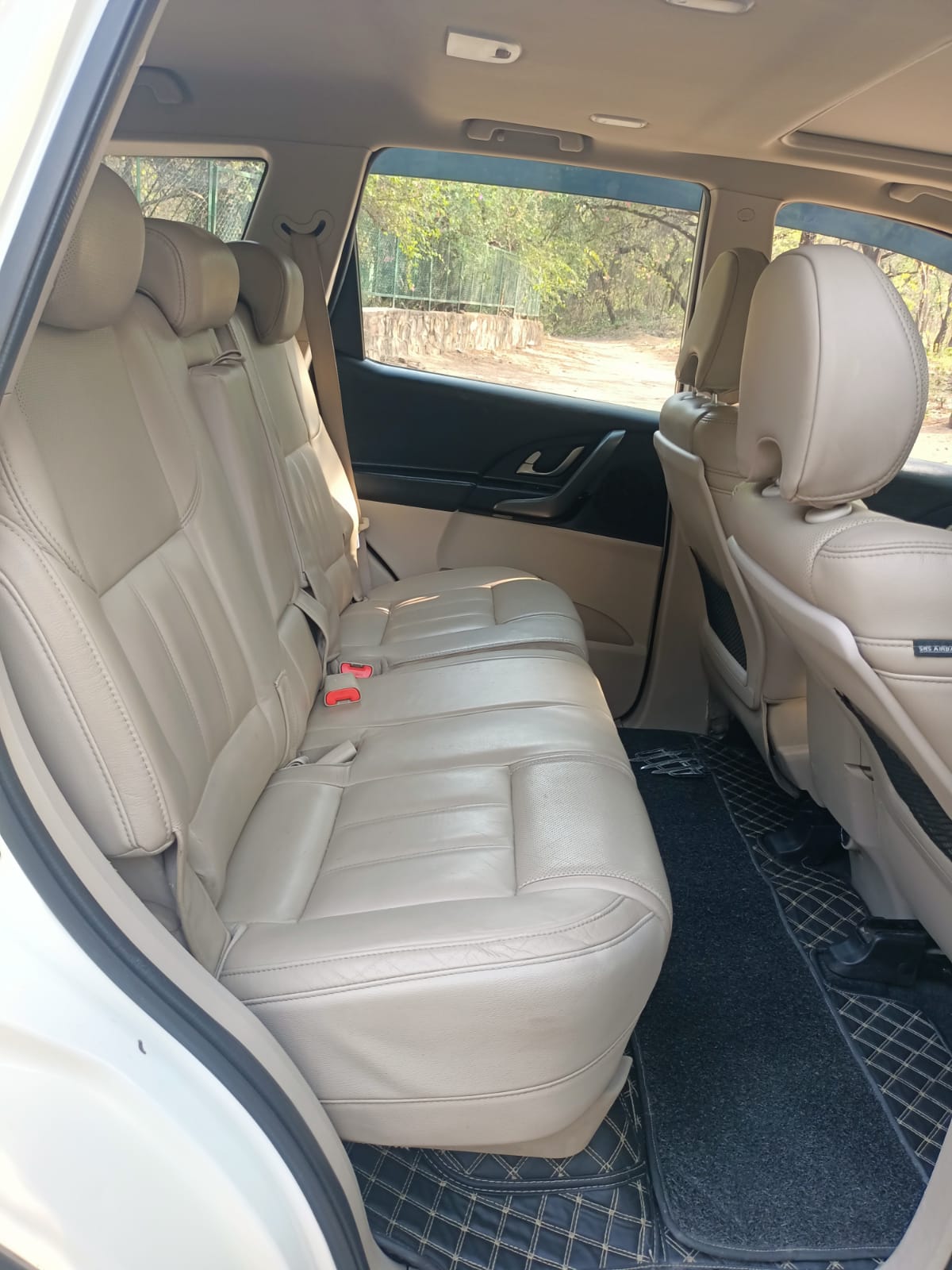 Used Mahindra XUV500 W10 AWD in New Delhi 2018 model, India at Best Price.