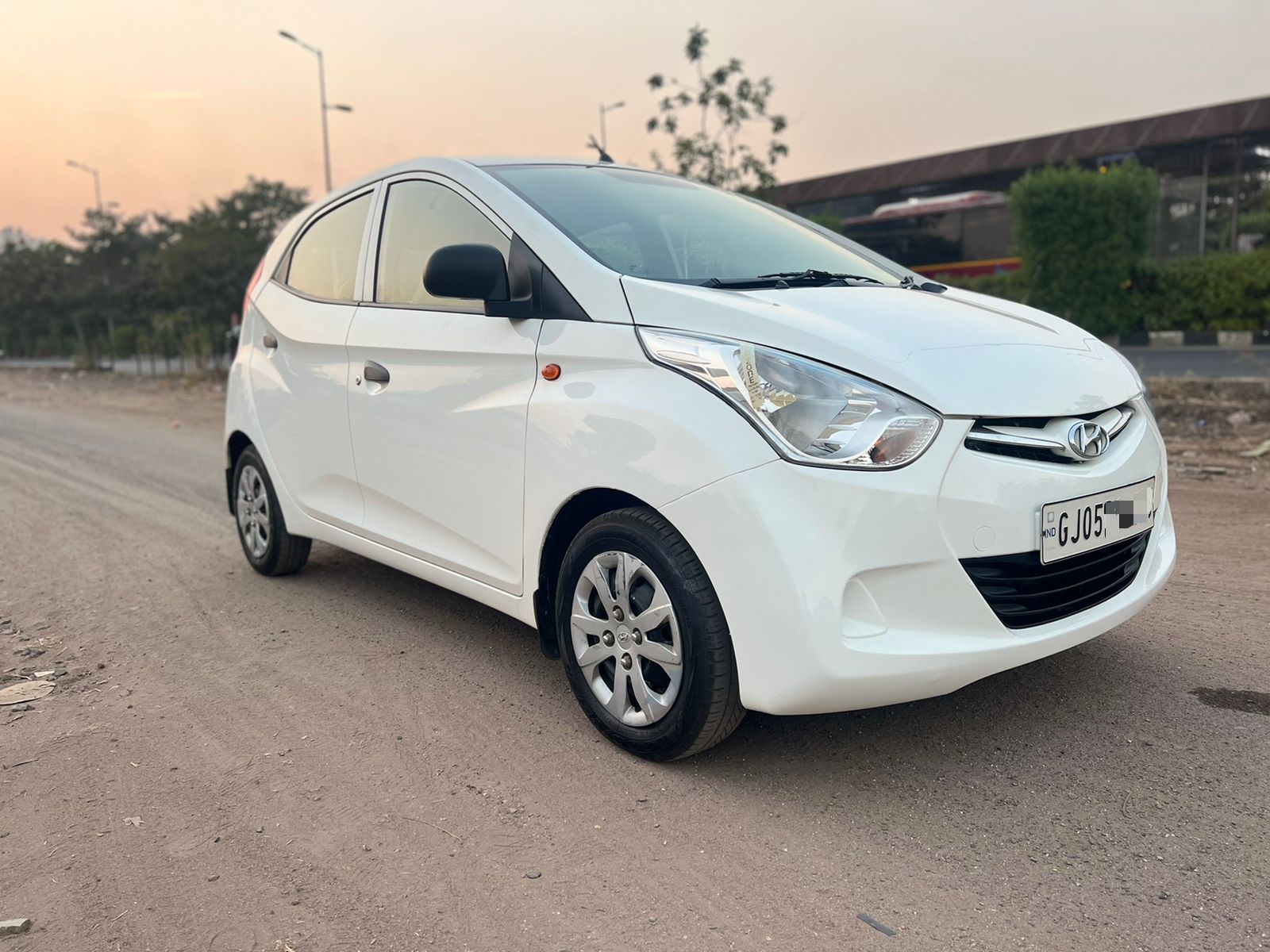 Used Hyundai EON Magna Plus in Surat 2017 model, India at Best Price.