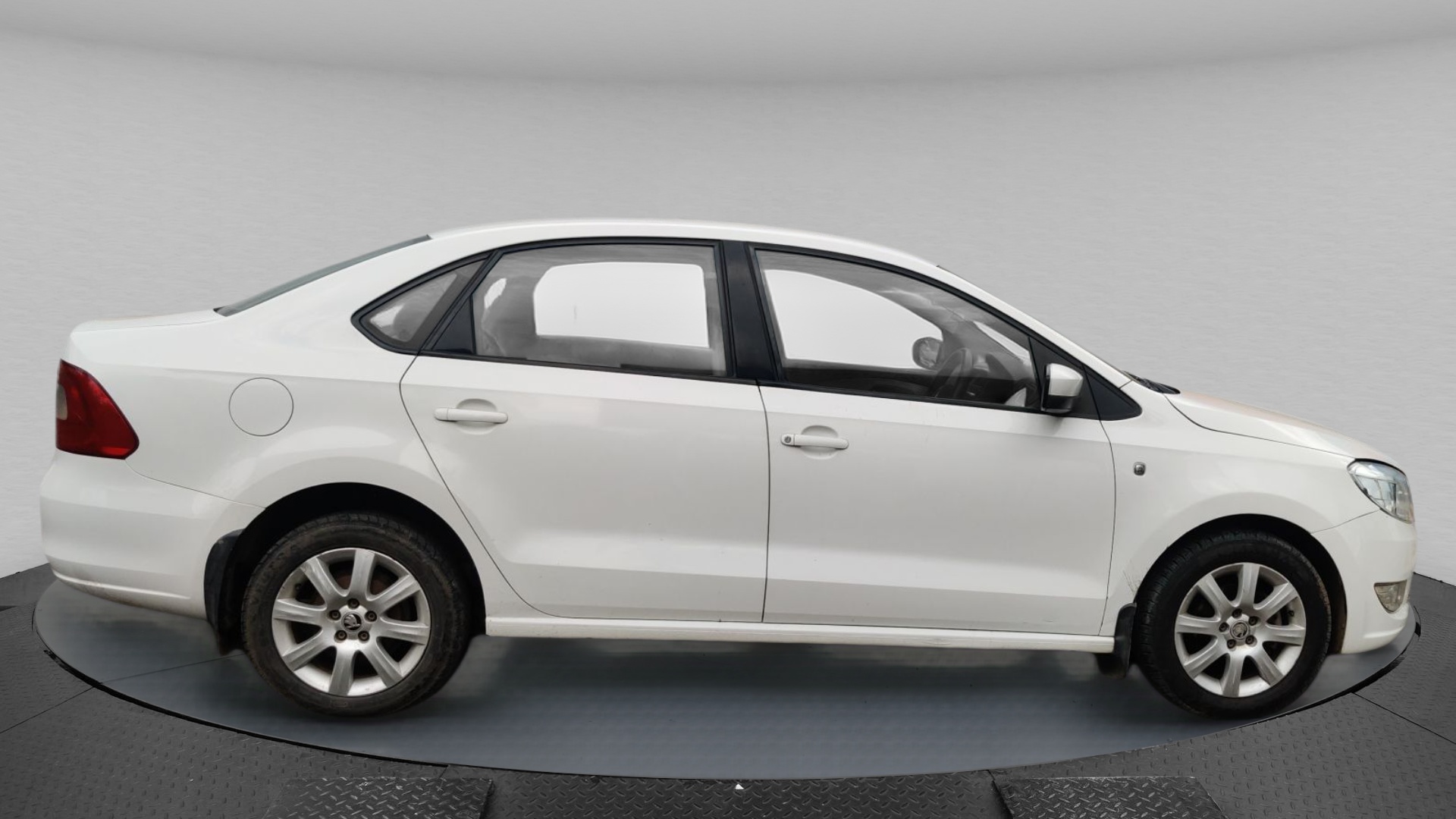 Used Skoda Rapid Ambition 1.6 TDI CR MT in Ahmed Nagar 2013 model